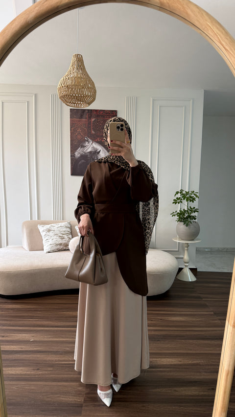 بلوزة وتنورة