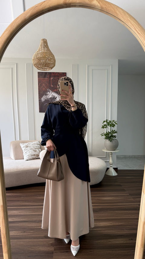 بلوزة وتنورة